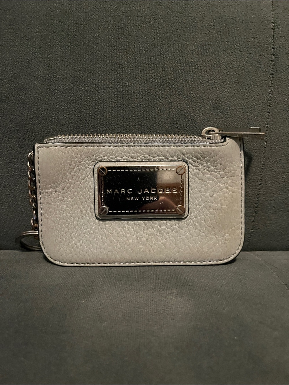Marc Jacobs Silver Plaque Light Gray Leather Zip Card Case